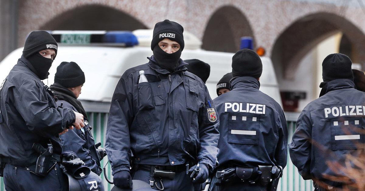 Demontranti v Berline utocili na policiu pocas dna