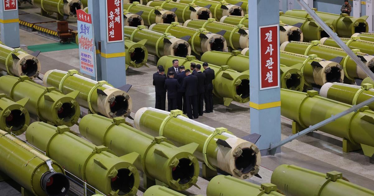 Kim Cong un si bol pozriet nove salvove raketomety v tovarni