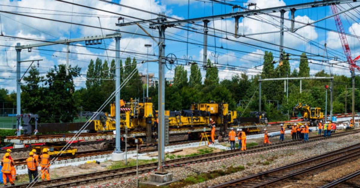 Poprad Prestavba zeleznicneho mosta nad cestou I66 je v druhej tretine