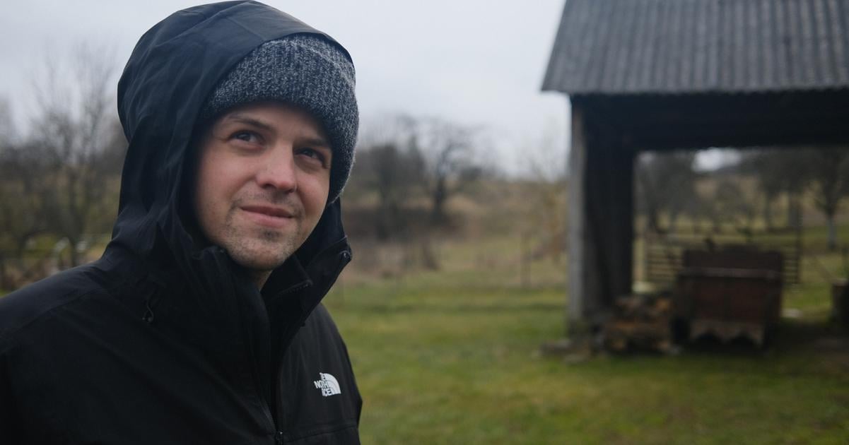 Reziser filmu o obci ktora ustupila nadrzi