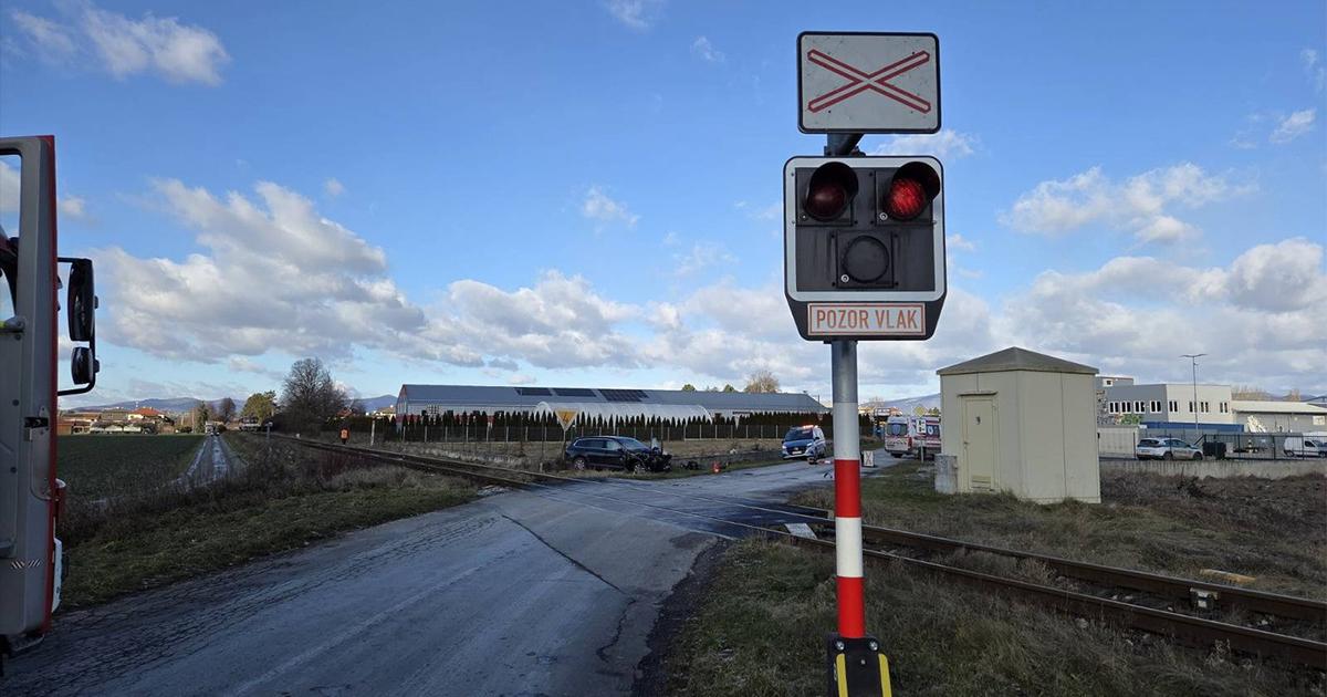 V Banovciach nad Bebravou sa zrazil vlak s autom