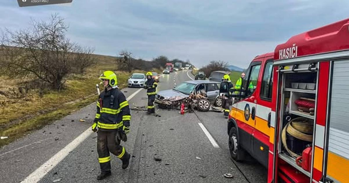 Zrazka dvoch aut zablokovala cestu pri Krasnohorskom Podhradi V autach boli aj deti