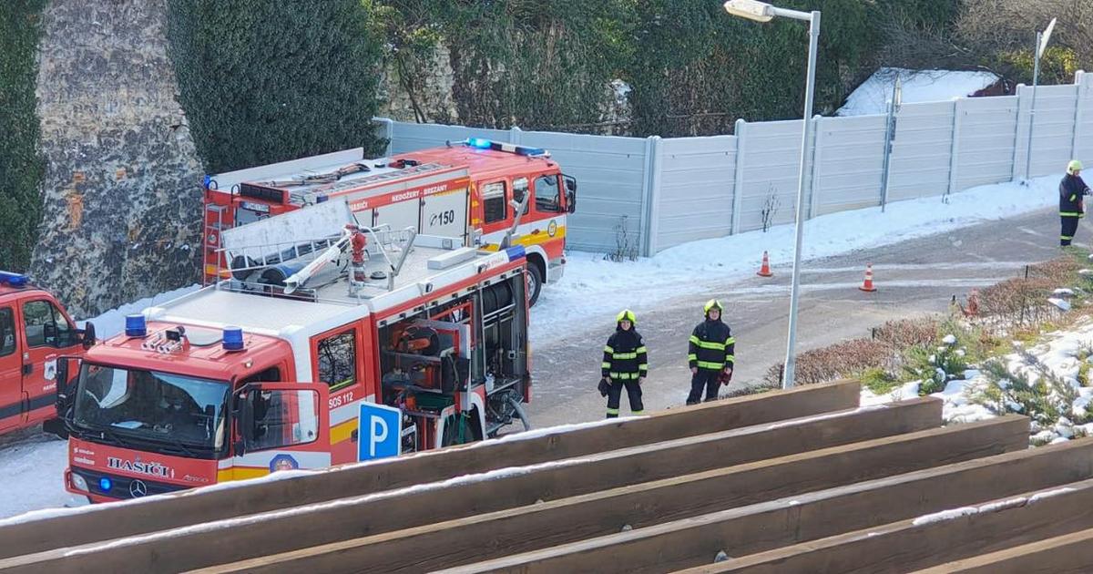 Husty dym z bytoveho komplexu v Bojniciach