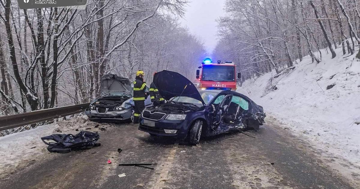 Medzi Rakosom a Slancom sa zrazili tri auta traja ludia sa zranili