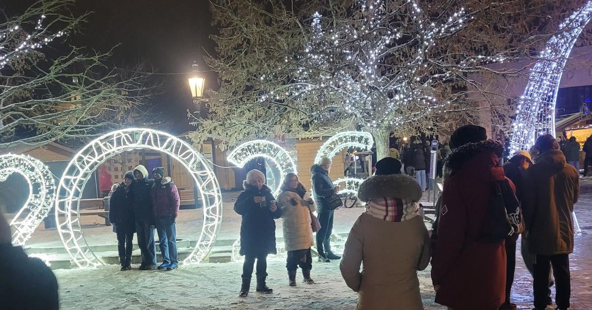 Oblohu nad namestim ozarovali sukromne svetlice