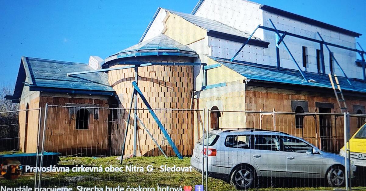 Pravoslavni veriaci sa modlia v provizoriu chram na Kalvarii pokrocil