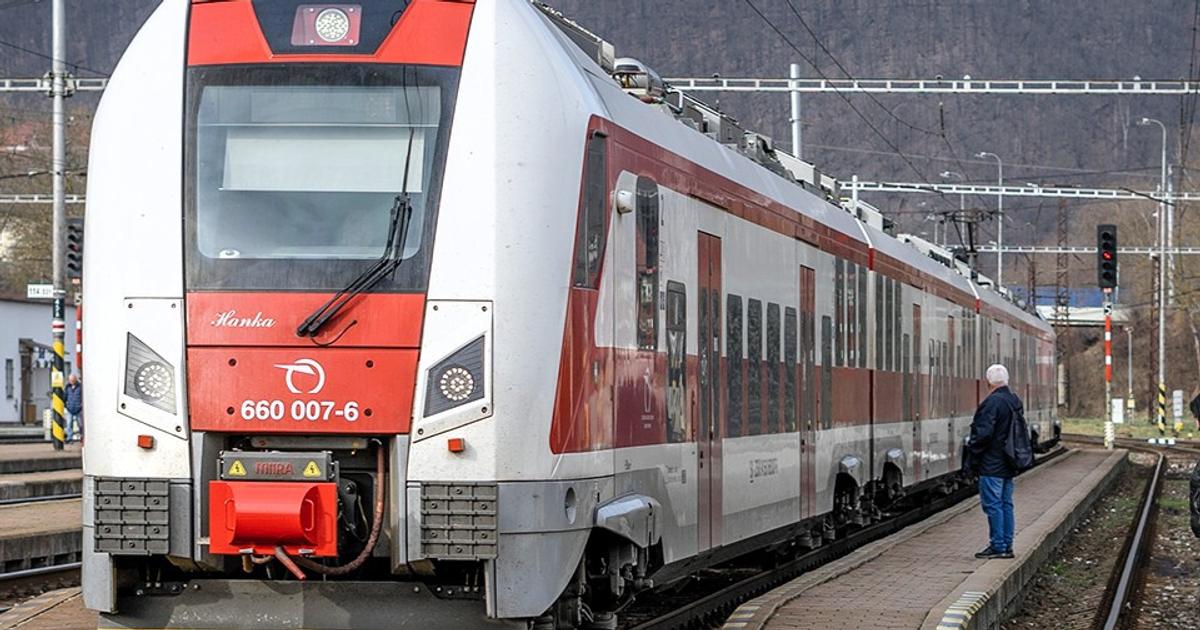 Vlak napadol dvoch cestujucich skoncili v nemocnici