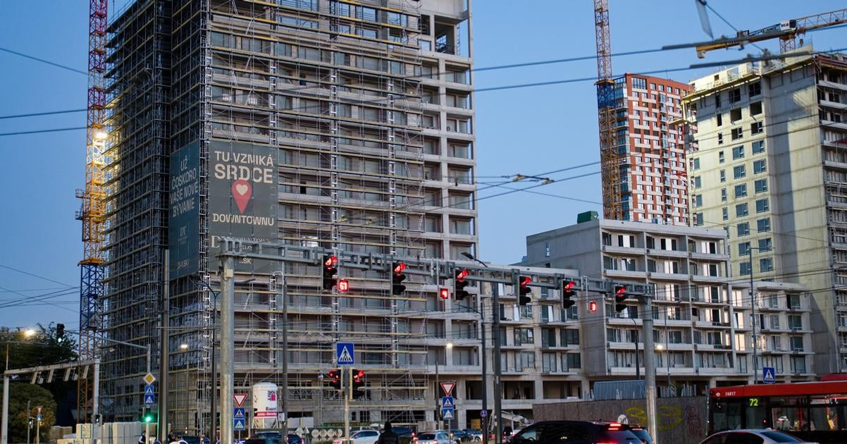 ponuka bytov dosahuje najvyssiu uroven za posledne roky avsak objavuje sa fenomen ktory tu dlhsii cas nebol