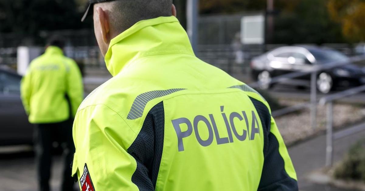 Hnutie Slovensko kritizuje vladu za pokles platov policajtov a hasicov