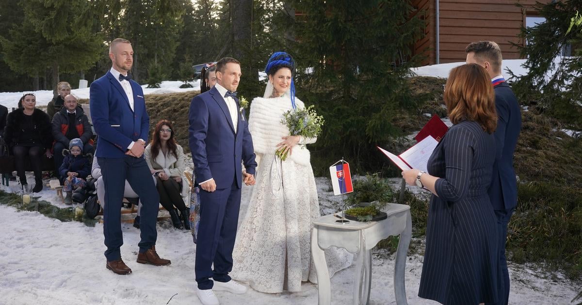 Jedna v style Addamsovcov druha pred kamerami dalsia so slzami Originalne svadby su hitem