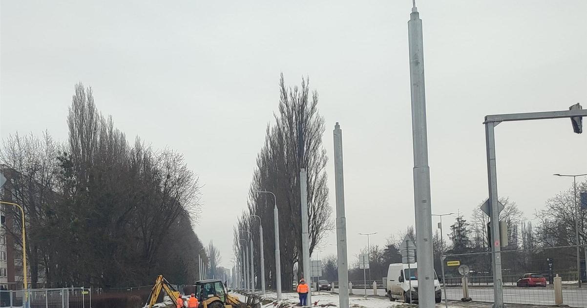 Kovova aleya masivnych stlpov obklopuje modernizovanu trat Ini ich davaju menej a ani tak nekricia