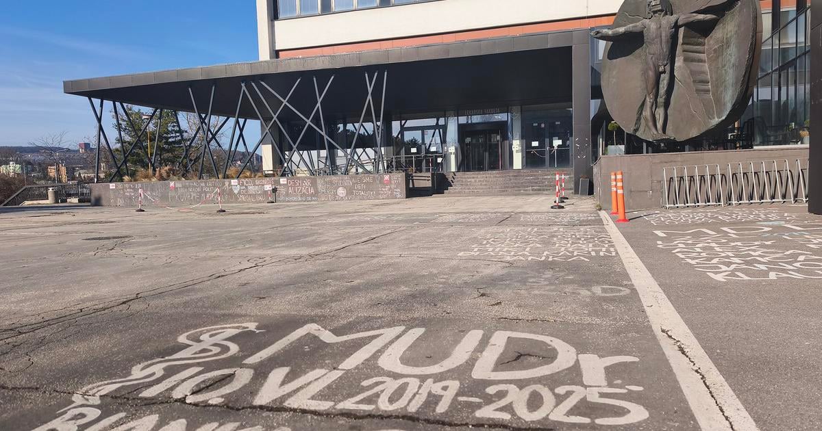 Lekarsku fakultu v Kosiciach evakuovali budovu prehladavali policajti so psami
