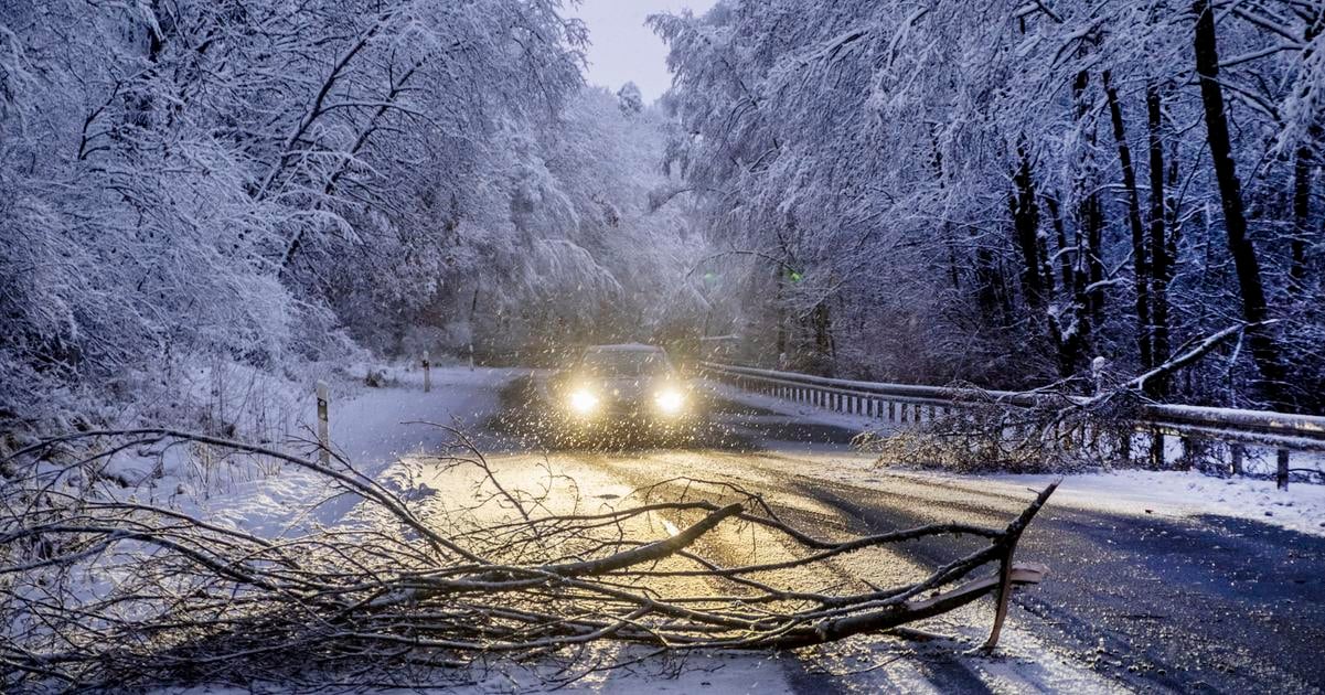 Madarsko V zapadnej casti komplikuje dopravu snezenie havarovalo 16 autobusov