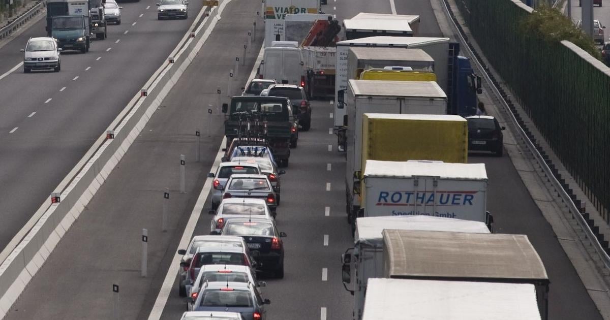 Na ceskej D2 smerom na Brno sa prevratil nakladny automobil