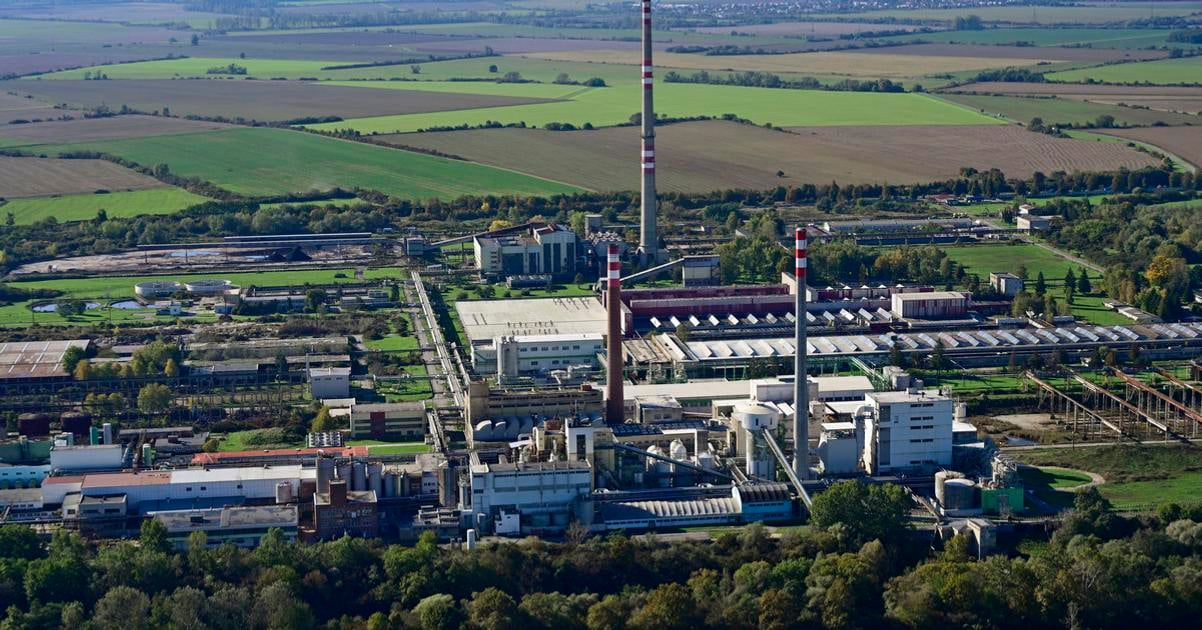Na odkalisku pri Niznom Hrabovci objavili unik latok hasici posilnuju hradzu
