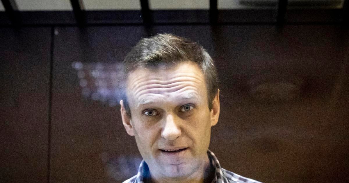 Navalneho usmrtli zabim jedom tvrdi pat krajin po jeho smrti rusko rozlozilo aj jeho organizaciu