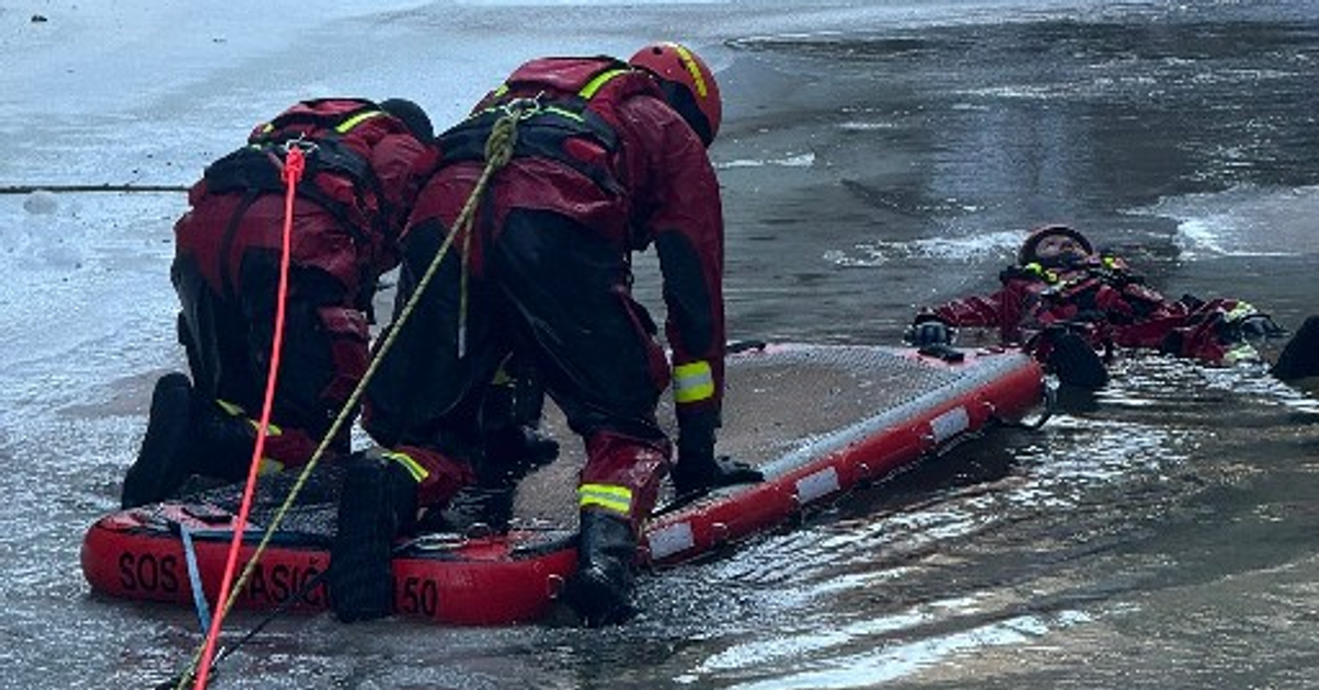 Neznama osoba skoila do vodnej ndre Bukovec a u sa nevynorila Na mieste zasahuj hasii