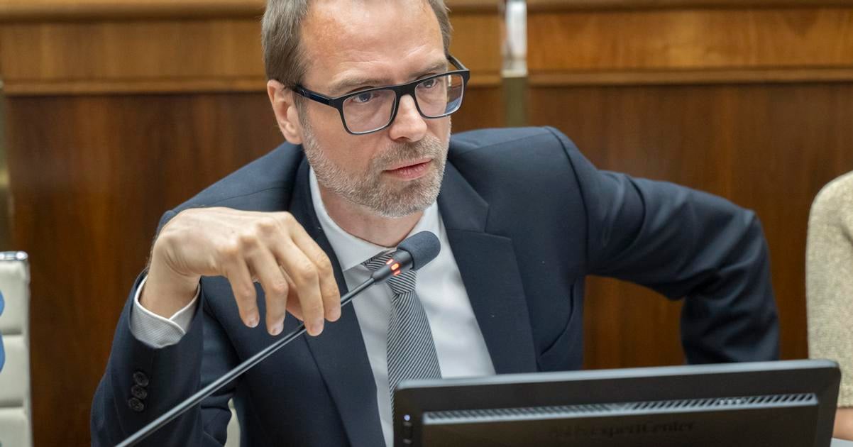 Opozicia kritizuje plan Kotlra vystupit na stredajsom rokovani vlady
