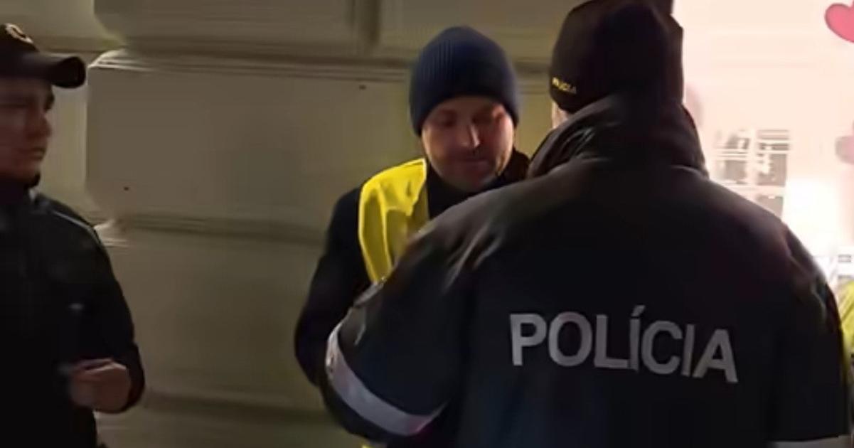 Policia zadrzala Orosza kvli napisu Demonstranti tvrdia ze nespochynuju Benesove dekrety