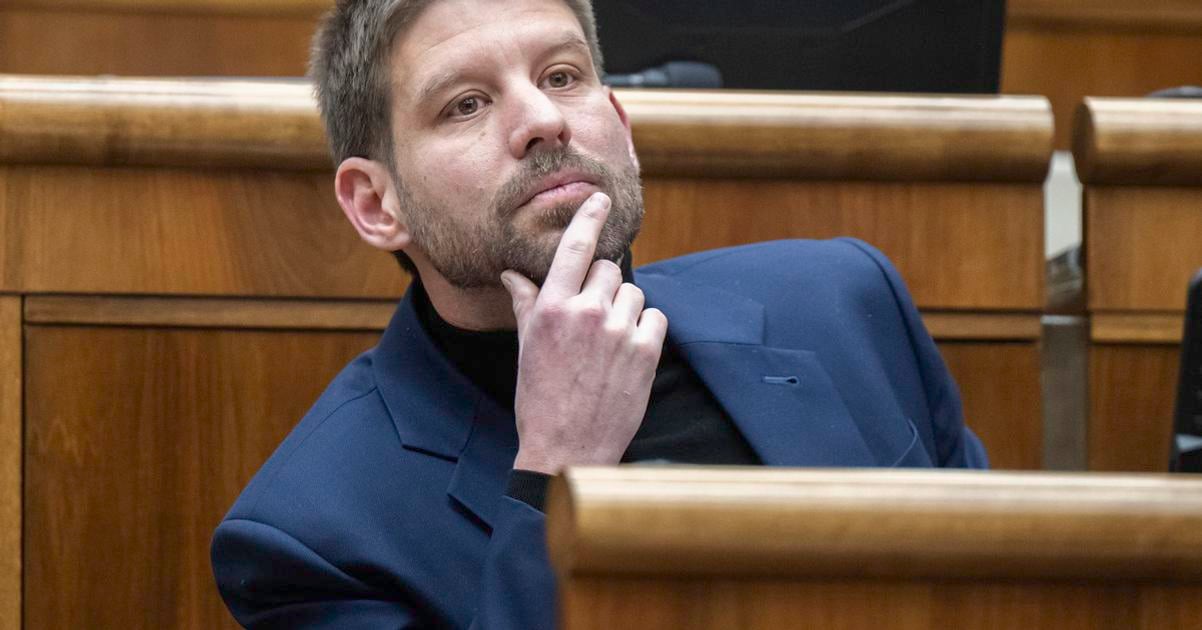 Premier by mal uvies i sa stretol s J Epsteinom a S Bannonom