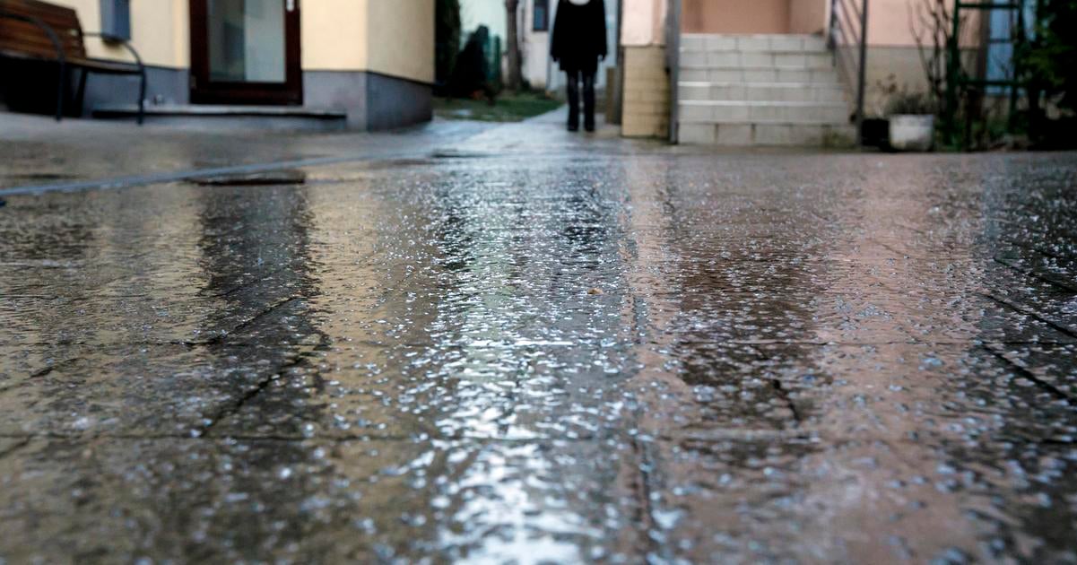 SHMU varuje pred poladovicou v viacerich okresoch SR a silnym vetrom na zapade