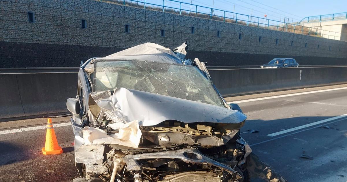 Zdemolovane aut pokodena protihlukova stena Vodic osobneho auta bol v case narazu vonku