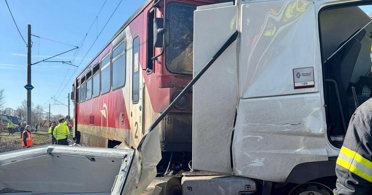 v novych zamkoch doslo k zrazke vlaku s nakladnym autom vodic kamionu sa zabil sest osob utrpelo zranenia