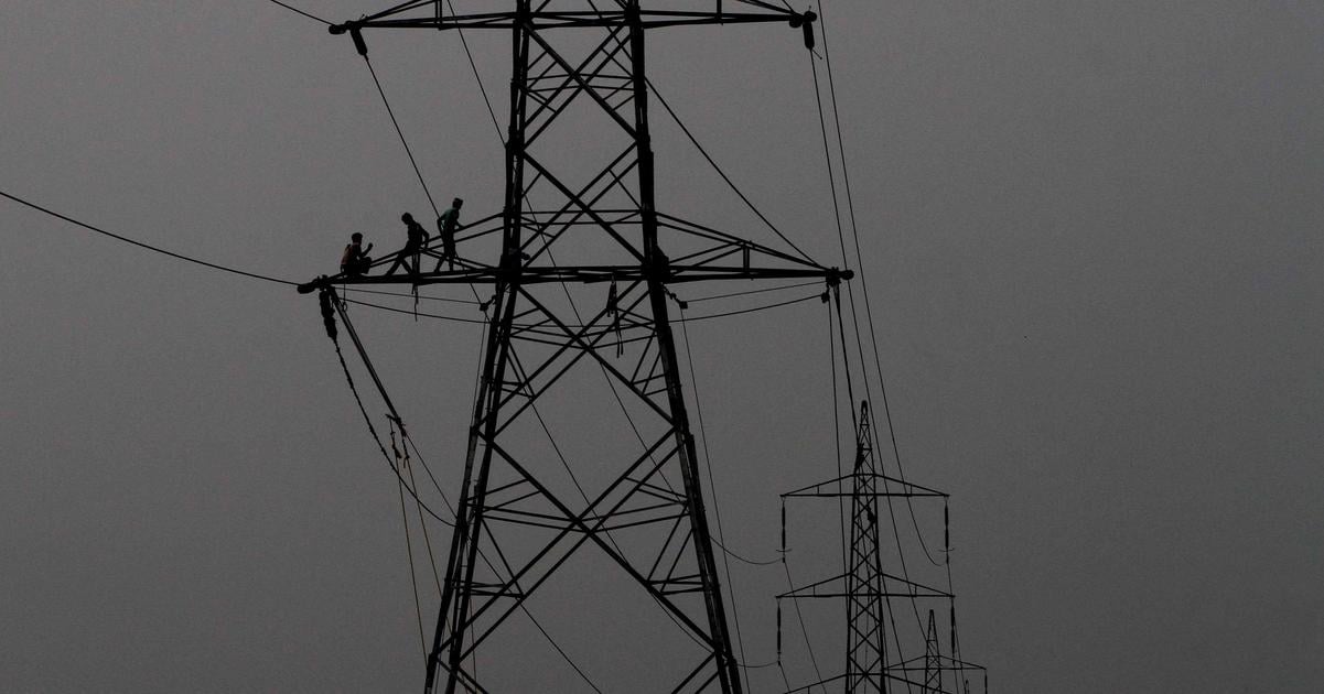 Cena elektriny dosiahnala najvysiu urove od juna 2025 Plyn zlacnel