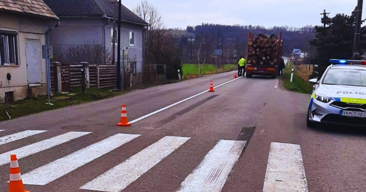 Dieta na priechode zrazilo nakladne auto nalozene drevom do nemocnice ho prevazali vrtulnikom