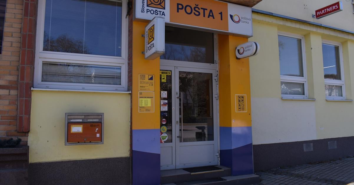 Jedinu bezbarierovu postovu pobocku v meste zrusili Pracovnici musia vychadzat von za klientmi