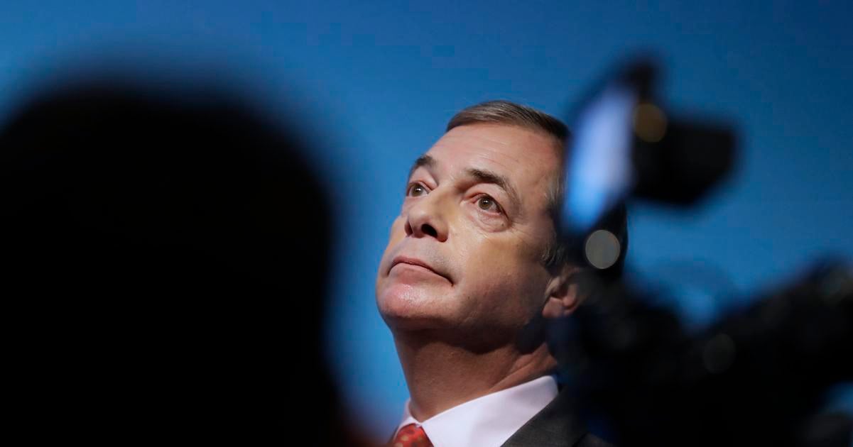Kandidat z Reform UK odstupil z kampane kvoli fotografii s hajlovanim