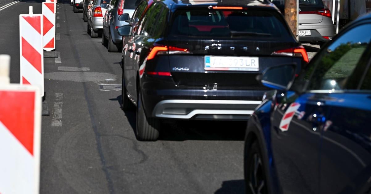 Na ceste R7 pri Samorine doslo k zrazke styroch aut V okoli Bratislavy sa vytvaraju kolony