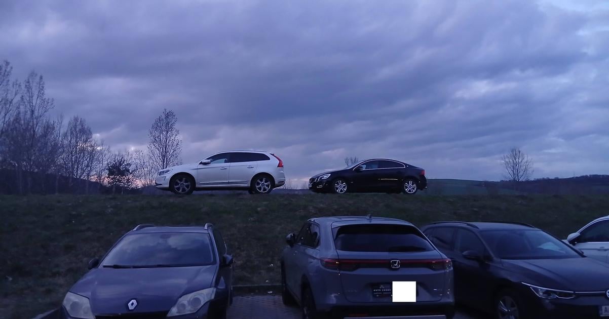 Nezastavia ich ani dopravne znacenie Vodici opakovane parkuju na hradzi Vahu napriek zakazu