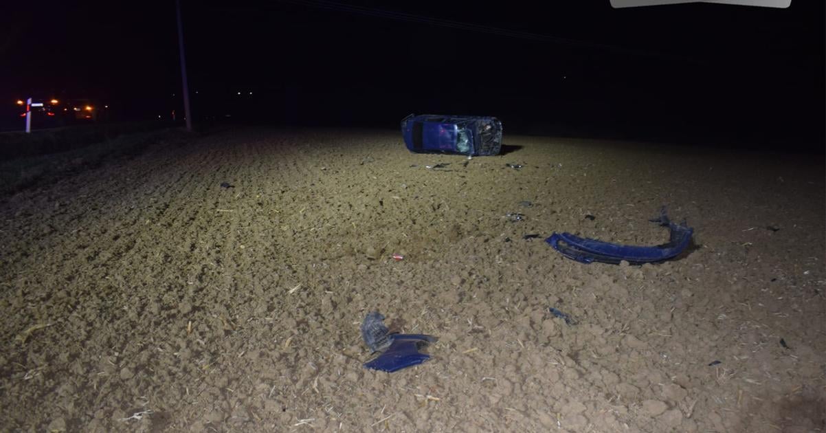 Plechy boli roztrosene po poli auto sa po naraze do znacky viackrat prevratilo