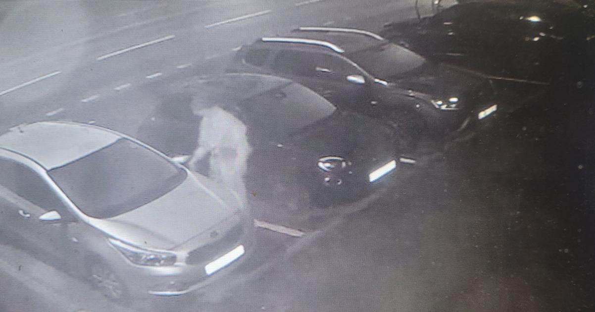 Policia uz pozna identitu muza ktory poskodil zaparkovane aut Caka na vycslenie skody
