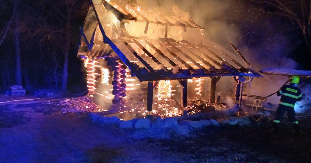 V obbenej chatovej oblasti horel zrub mohutn poiar hasii likvidovali niekoko hodn