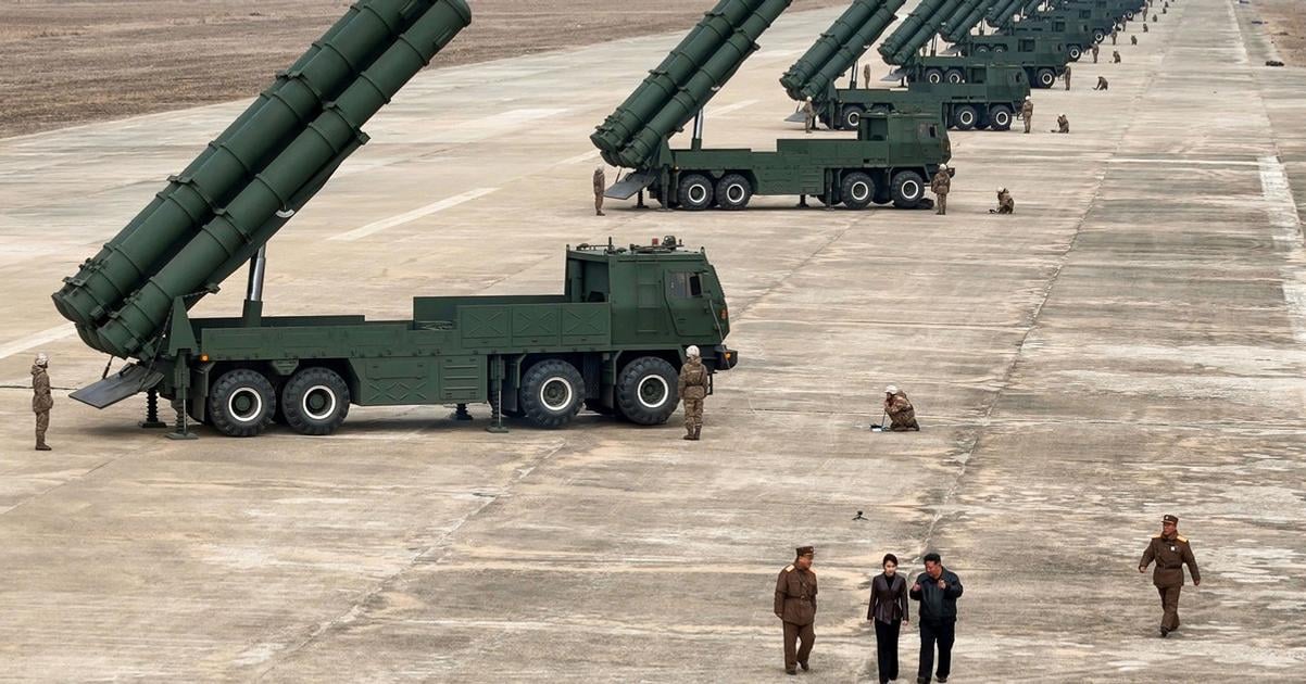 Vodca KLDR spolu s dcerou dohliadal na test salvacnych raketometov