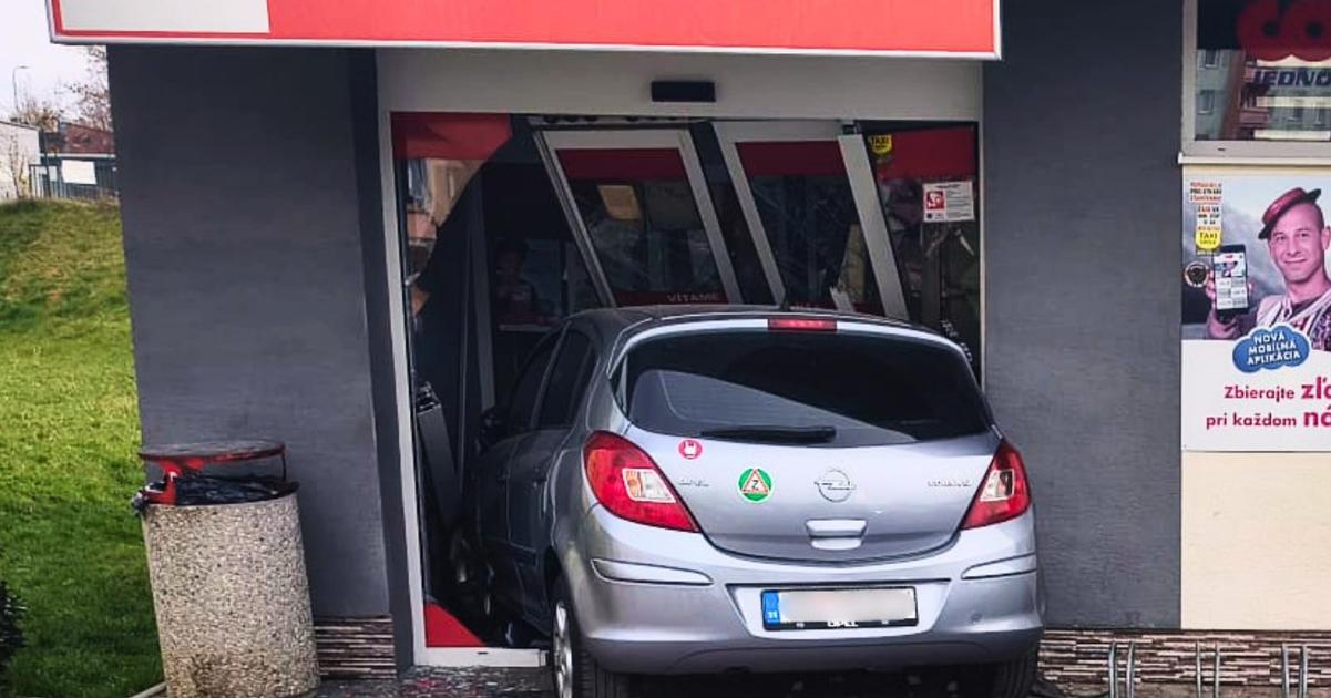 Vodicka narazila autom do predajne Uz sa vie co sa stalo
