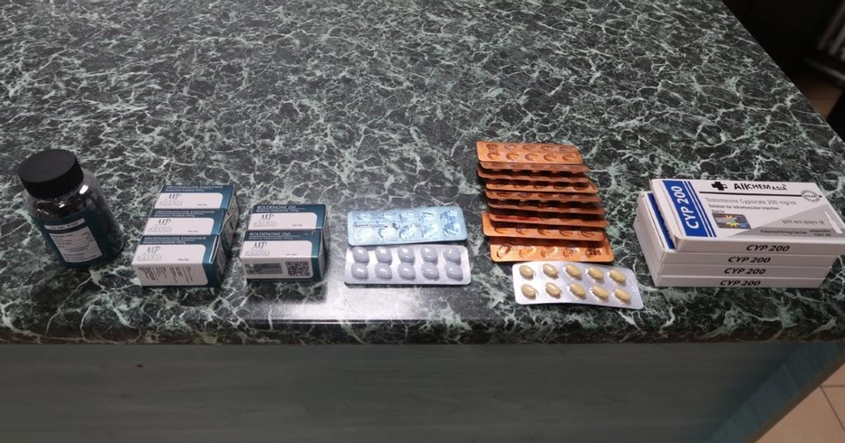 Zena sa pokusila prepasovat na Slovensko lieky obshaujuce anabolicke steroidy a prostriedky na podporu erekcie
