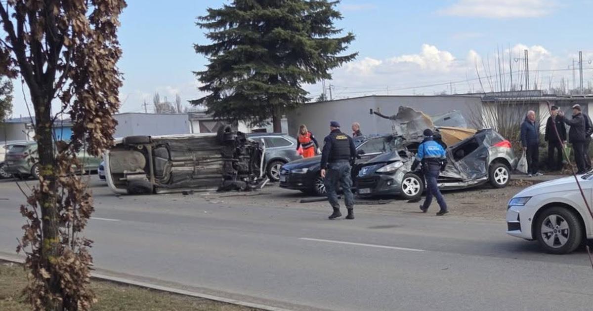 sokujuci moment na sidlisku vodic znicil tri zaparkovane aut