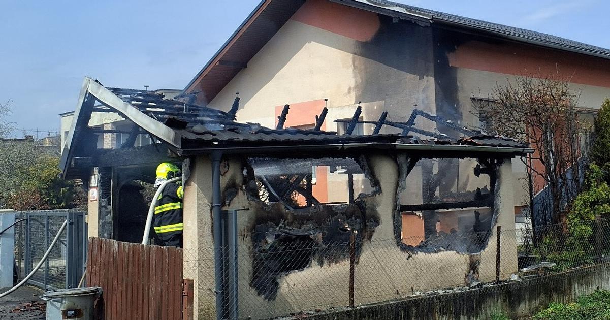 Horiaca garaz s autom plamene sa rozsiahli aj na strechu domu