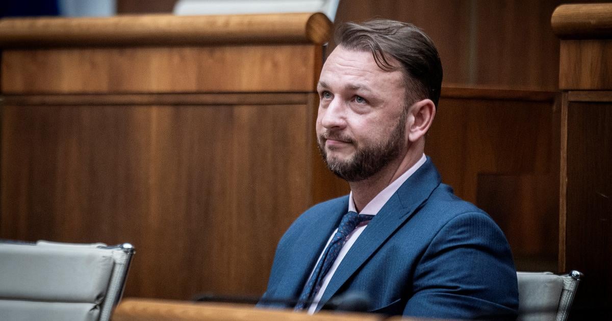 Krupa oznamuje podanie navrhu na odvolanie Sutaja Estoka z postu ministra vnuta