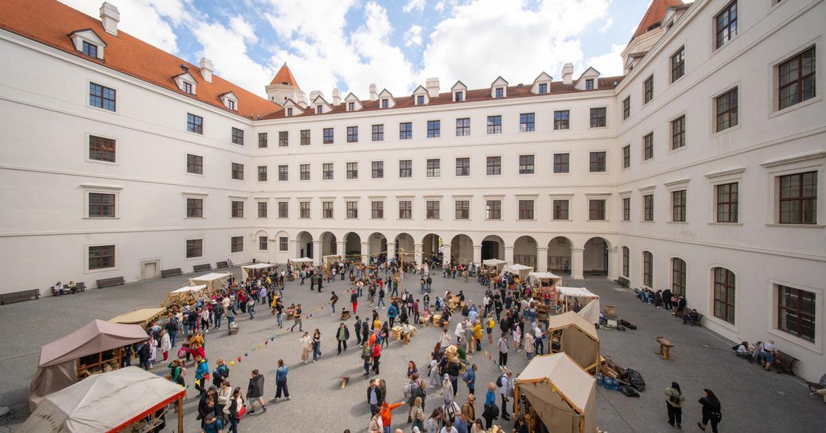 Nadvorie Bratislavskeho hradu patri pocas velkonocnych sviatkov stredovekym remeselnym trhom