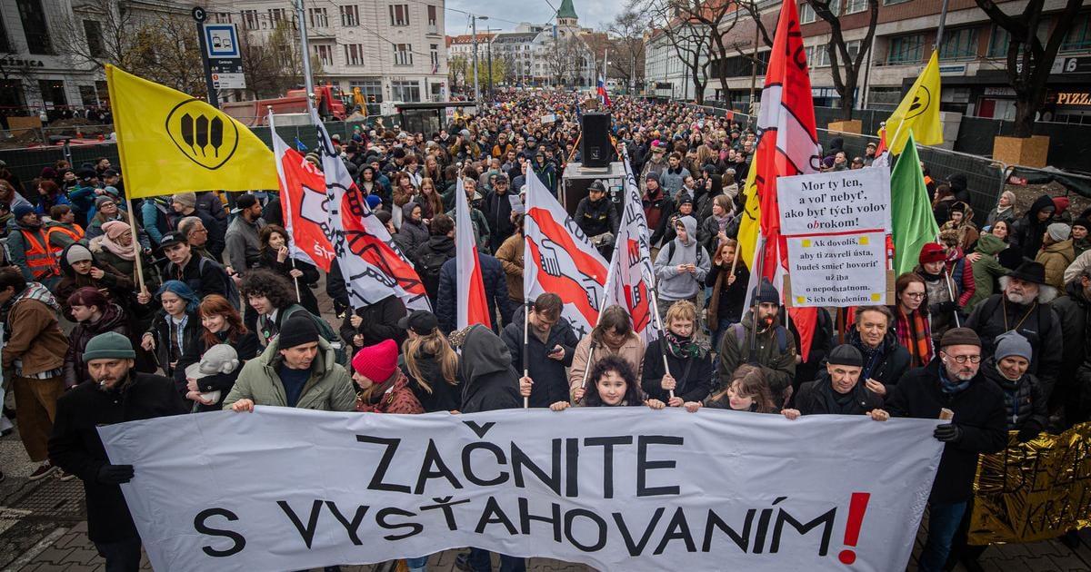 Pod oknami Simkovicovej protestujuci piskali a bubnovali Kultura nie je vase vlastnictvo odkazali jej