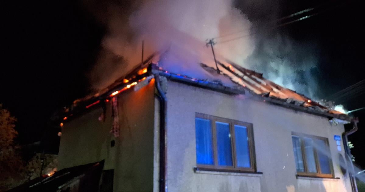 Takmer 60 hasicov sa v noci snazilo zkrotit plamene ktore horeli na viacerich miestach v kraji