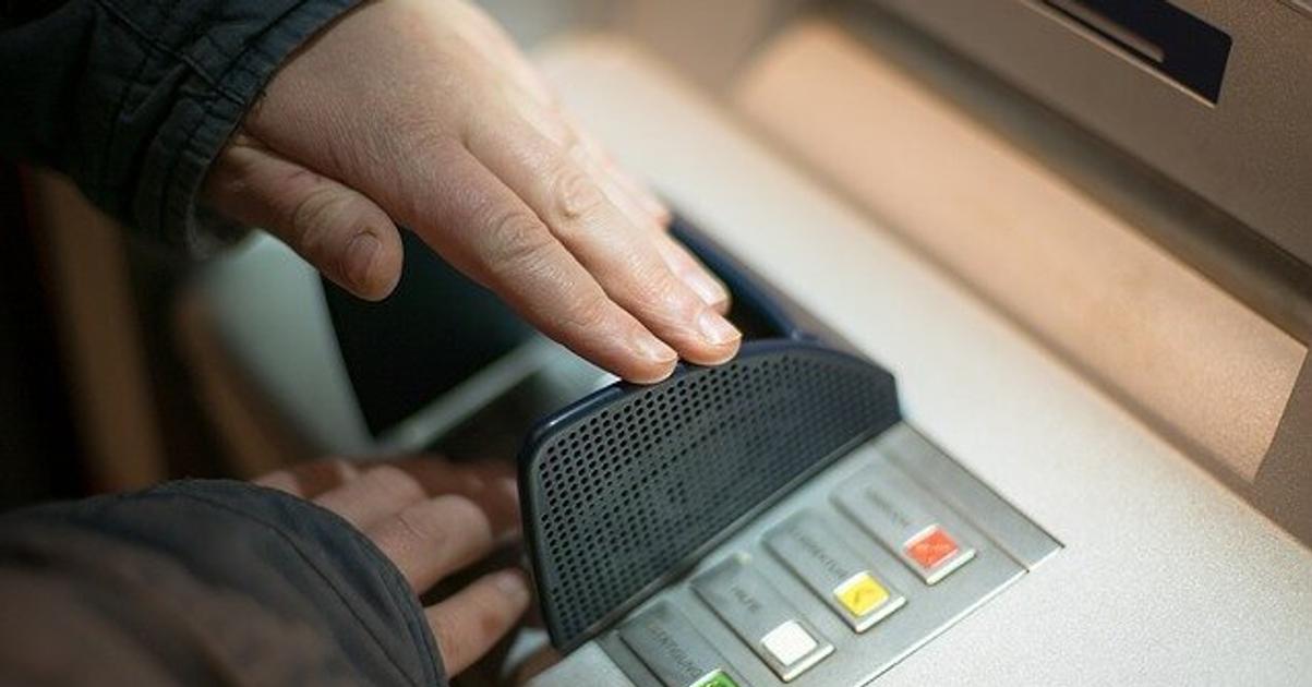 Zlodej vykradol dva bankomaty v Prahe Pouzil vybusninu