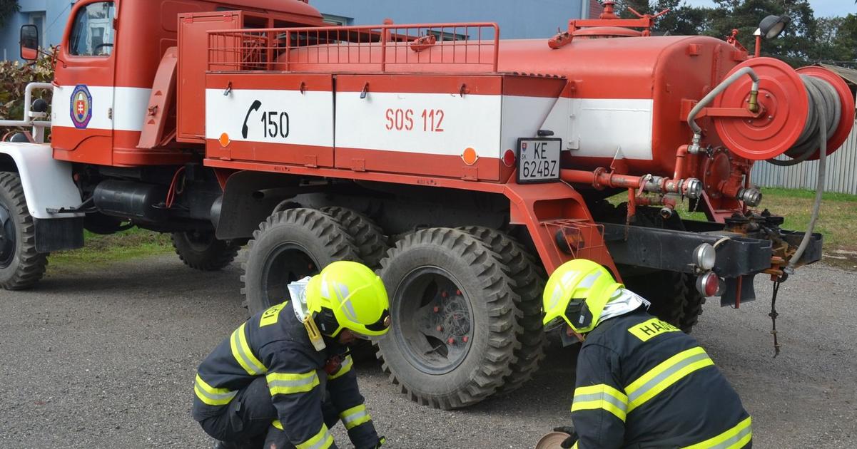 strechu rodinneho domu zachvatili plamene hasicii hlasia zranenych na mieste