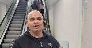 Dieta pred obchodom napadlo seniorku situacia je neunosna radnica ziada o pomoc zandarov