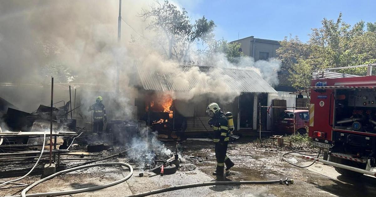 Hasici zasahovali pri poziari odpadu vo Vlcom hrdle Zasiahol aj unimobunky