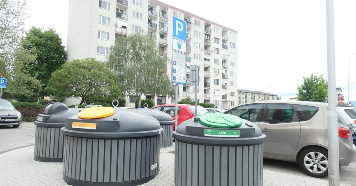 Ludia stali na cipy v radoch pocas prveho dna ich rozdali stovky nove kontajnery otvoria v juni